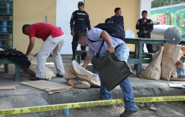 Capturan a seis Militares asingnados en la posta de la lima acusados de dar muerte a jornalero en la aldea flores de oriente la lima,el jornalero compraba en una pulperia unas bosas con leche cuando lo requiriero el se corrio y lo caturaro y se lo llevaron al sector de chamelecon de san pedro sula supuestamente iba vivo alli lo torturaron y luego le dispararon dejando huellas y una gorra de uso militar.Fotos archivadas el 17 de julio 2015.