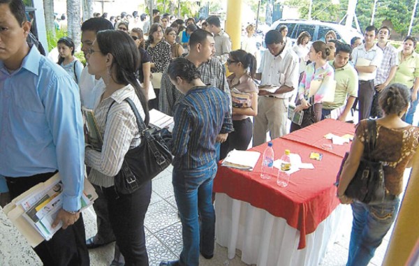 Miles llegan a la Feria del empleo del norte