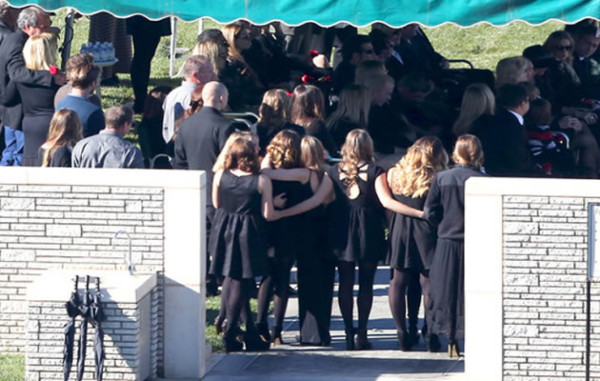 Entierran a Paul Walker