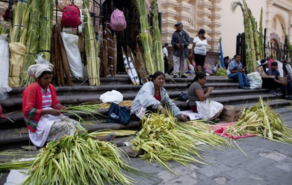 Campesinos hondureños llegan con palmas a iglesias en víspera Domingo Ramos