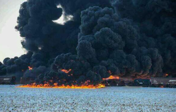 Piden evacuar un pueblo de EUA por explosión tras colisionar dos trenes