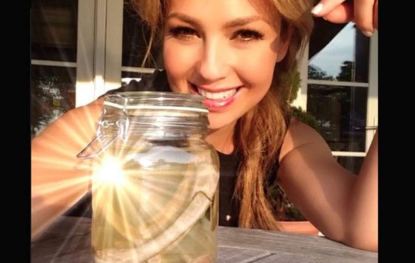 Thalía muestra las 'costillas' que se quitó