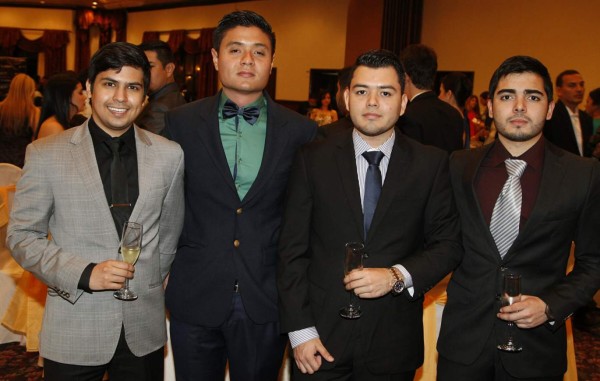 Noche de brindis y recuerdos universitarios