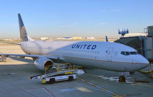 Muere de covid 19 un pasajero a bordo de un avión de United Airlines