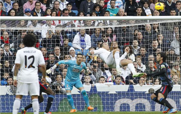 Real Madrid gana al Granada y se acuesta líder de la Liga española