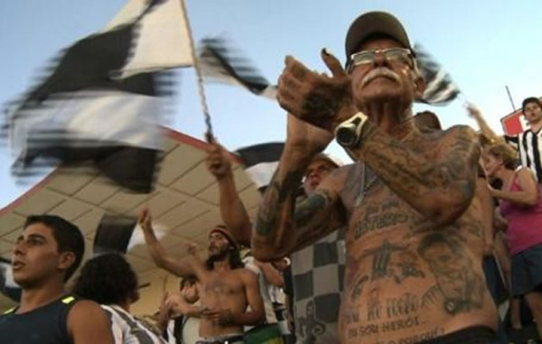 Brasileño loco por el fútbol lleva la camiseta a flor de piel