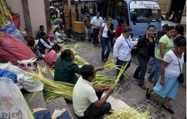 Campesinos hondureños llegan con palmas a iglesias en víspera Domingo Ramos