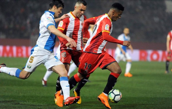 El delantero hondureño del Girona, Antony 'Choco' Lozano, se escapa del argentino Martín Montovani, del Leganés. Foto EFE