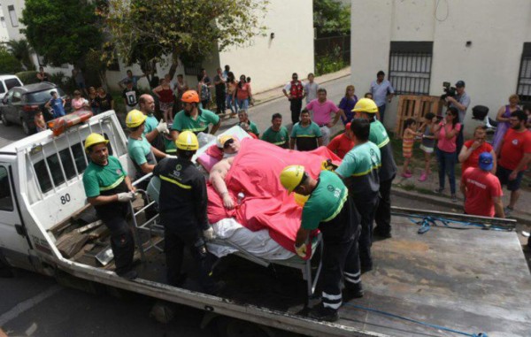 Derriban una pared para hospitalizar a una mujer de 490 kilos en Argentina