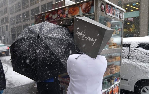 Más de 3,600 vuelos cancelados en EEUU por tormenta de nieve