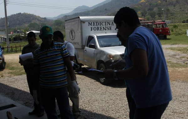 Carro que retrocedía atropella a anciano