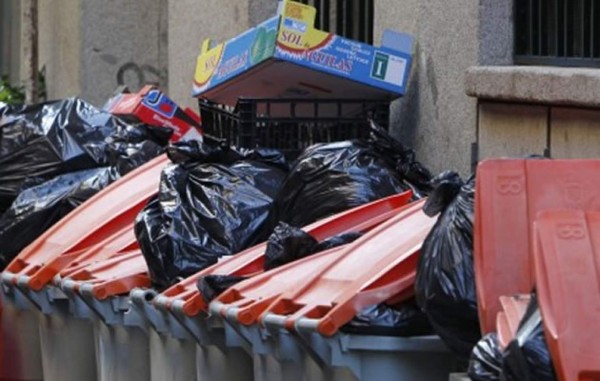 Confunde cadáver con un maniquí y lo tira a la basura