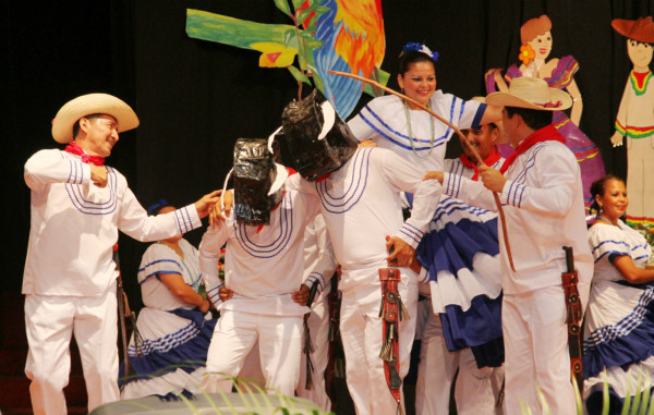 Escuela Internacional Sampedrana se luce con festival cultural