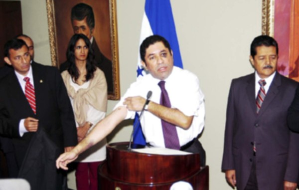 Presidente Zelaya acepta la renuncia de Milton Jiménez