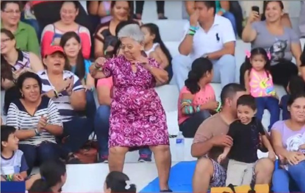 La 'doñita' sampedrana que demuestra cómo se baila