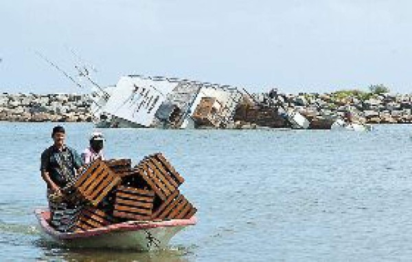 Barco encalla en muelle