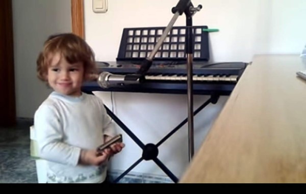 Niño causa sensación cantando blue