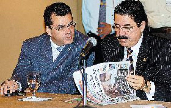 Mel defiende sus viajes