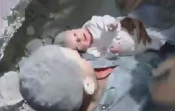 Vídeo muestra un supuesto rescate de un bebé bajo los escombros en Alepo