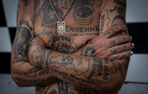 Brasileño loco por el fútbol lleva la camiseta a flor de piel