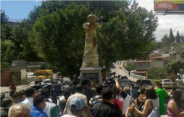 Develan monumento donde fue asesinado Alfredo Landaverde