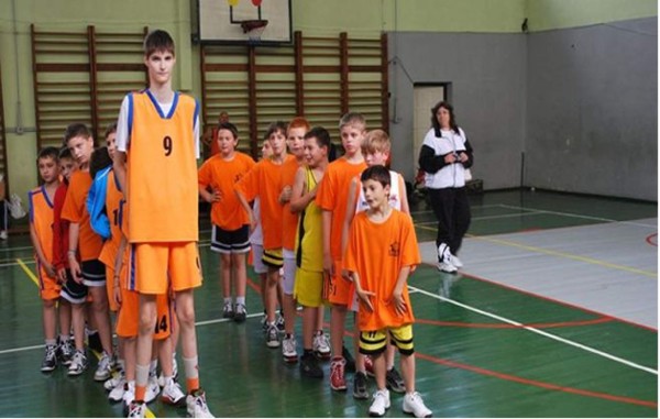 Niño de 13 años mide 2.26 metros y es una estrella del baloncesto
