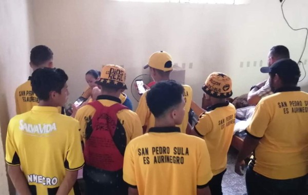 Barra del Real España lleva alegría a asilo de ancianos