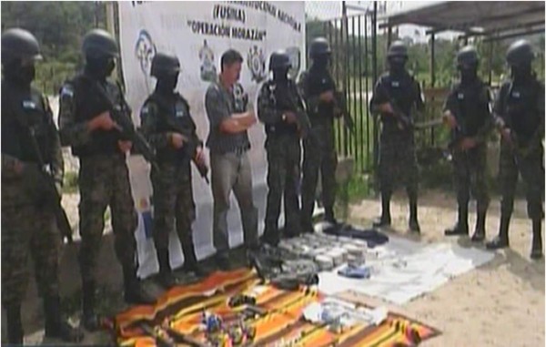 Caen supuestos pandilleros con pistolas y chalecos antibalas