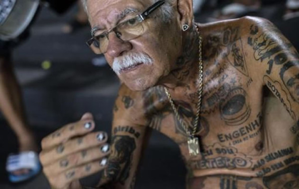 Brasileño loco por el fútbol lleva la camiseta a flor de piel