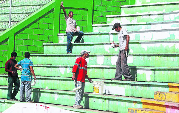 Juan Orlando se talla la banda presidencial