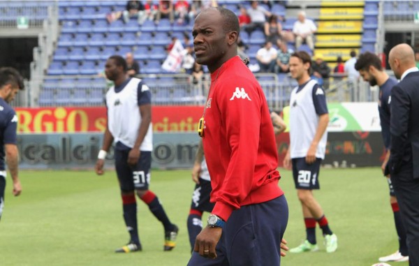 El Cagliari con David Suazo como asistente desciende en Italia
