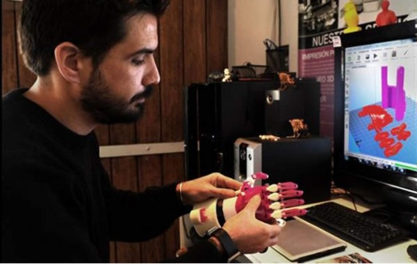 Jóvenes argentinos fabrican mano para un niño con una impresora 3D