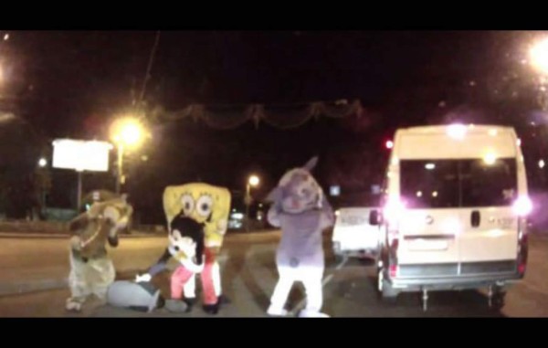 Video: Bob Esponja y Mickey Mouse dan golpiza a conductor