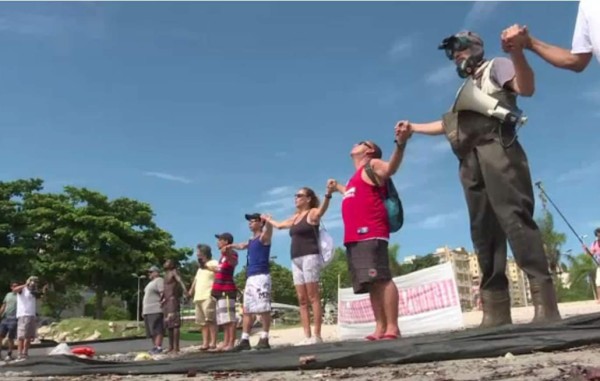 'Funeral' en contaminada bahía de Río de Janeiro