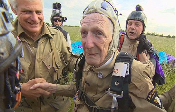 Anciano de 93 años se lanza de paracaídas como hace 70 años