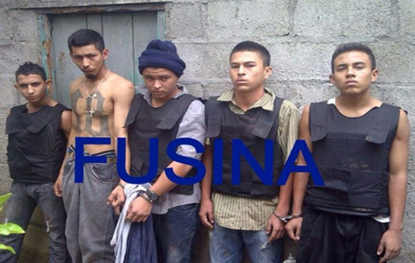 Caen supuestos pandilleros con pistolas y chalecos antibalas