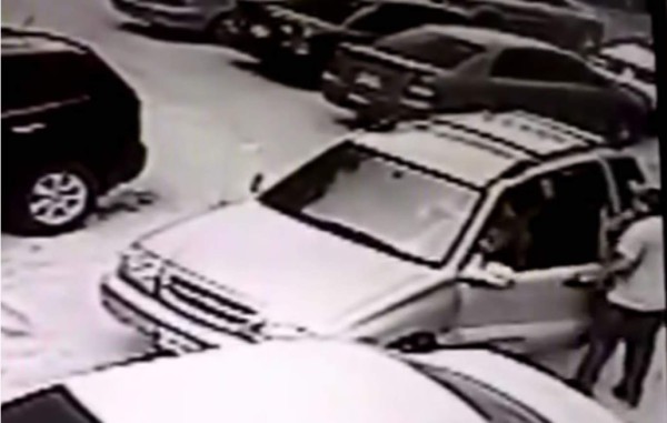 Cámara capta asalto a plena luz del día