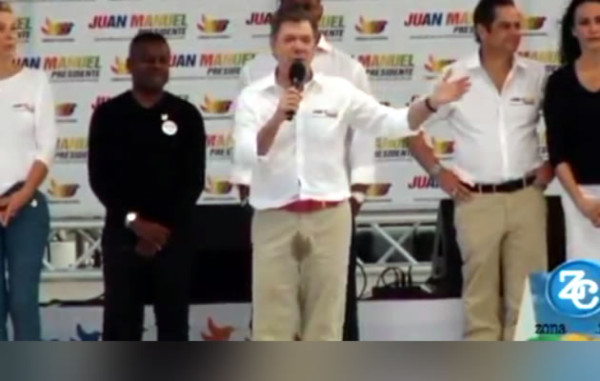 Video: Presidente de Colombia se orina en un acto público