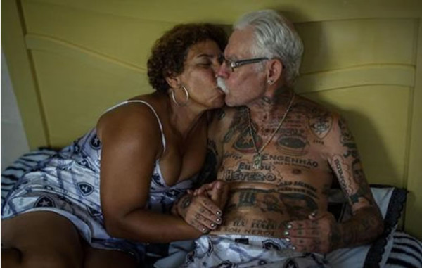 Brasileño loco por el fútbol lleva la camiseta a flor de piel