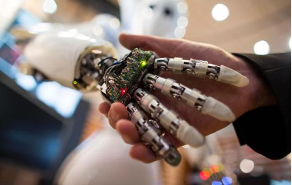 Crean primera mano biónica con sentido del tacto