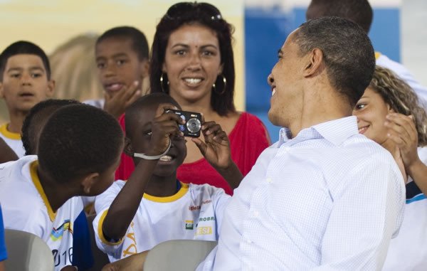 Brasil: Obama juega fútbol con niños de la favela