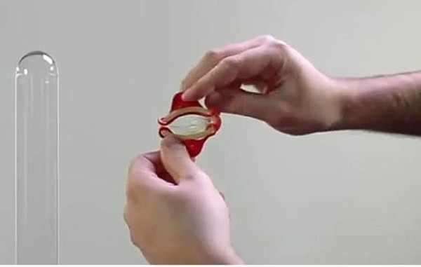 Holandeses diseñan el primer preservativo que se pone con una sola mano