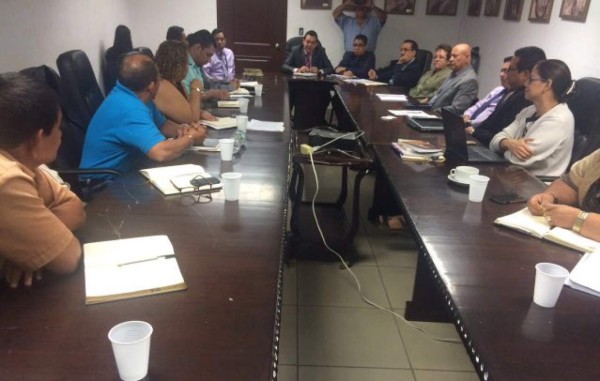 Gobierno y empleados públicos acuerdan aumento salarial de L1,800