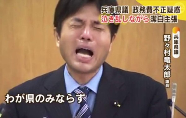 Político japonés muestra cómo no manejar un escándalo