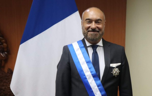 Honduras condecora con Orden 'Francisco Morazán' al embajador de Francia