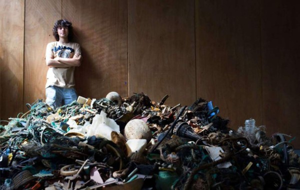 Joven de 19 años propone innovadora idea para limpiar el océano de plásticos