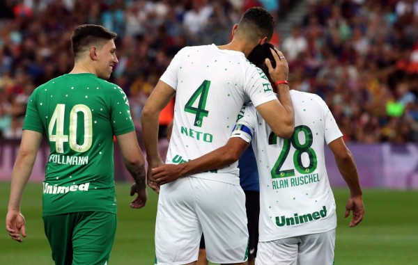 El emotivo homenaje del Camp Nou a sobrevientes del accidente de Chapecoense