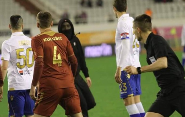 Aficionado se mete a partido encapuchado y armado para agredir al árbitro