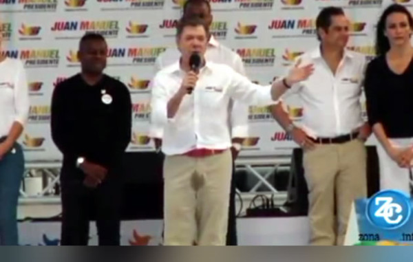 Video: Presidente de Colombia se orina en un acto público
