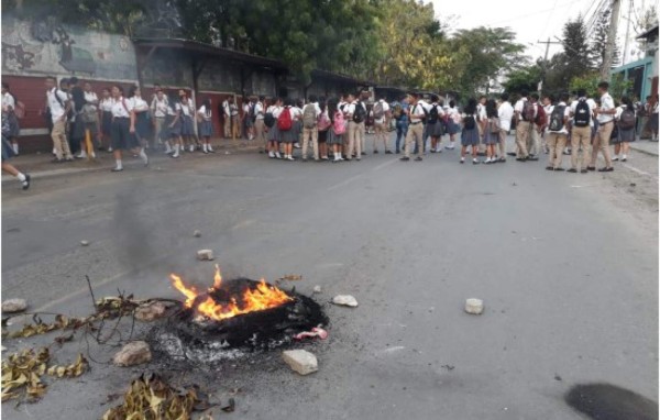 Los estudiantes quemaron llantas para bloquear la calle.